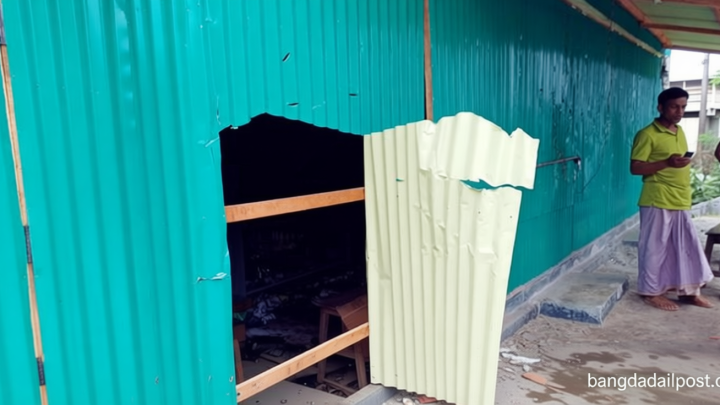 পাবনা / মসজিদের মাইকে ঘোষণা দিয়ে বিএনপি সমর্থকদের বাড়িঘরে হামলা-লুটপাট