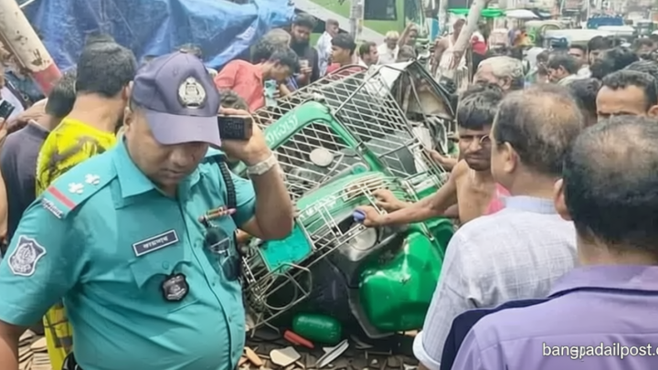 চট্টগ্রামে ট্রেনের ধাক্কায় দুমড়ে-মুচড়ে গেলো অটোরিকশা, আহত চালক