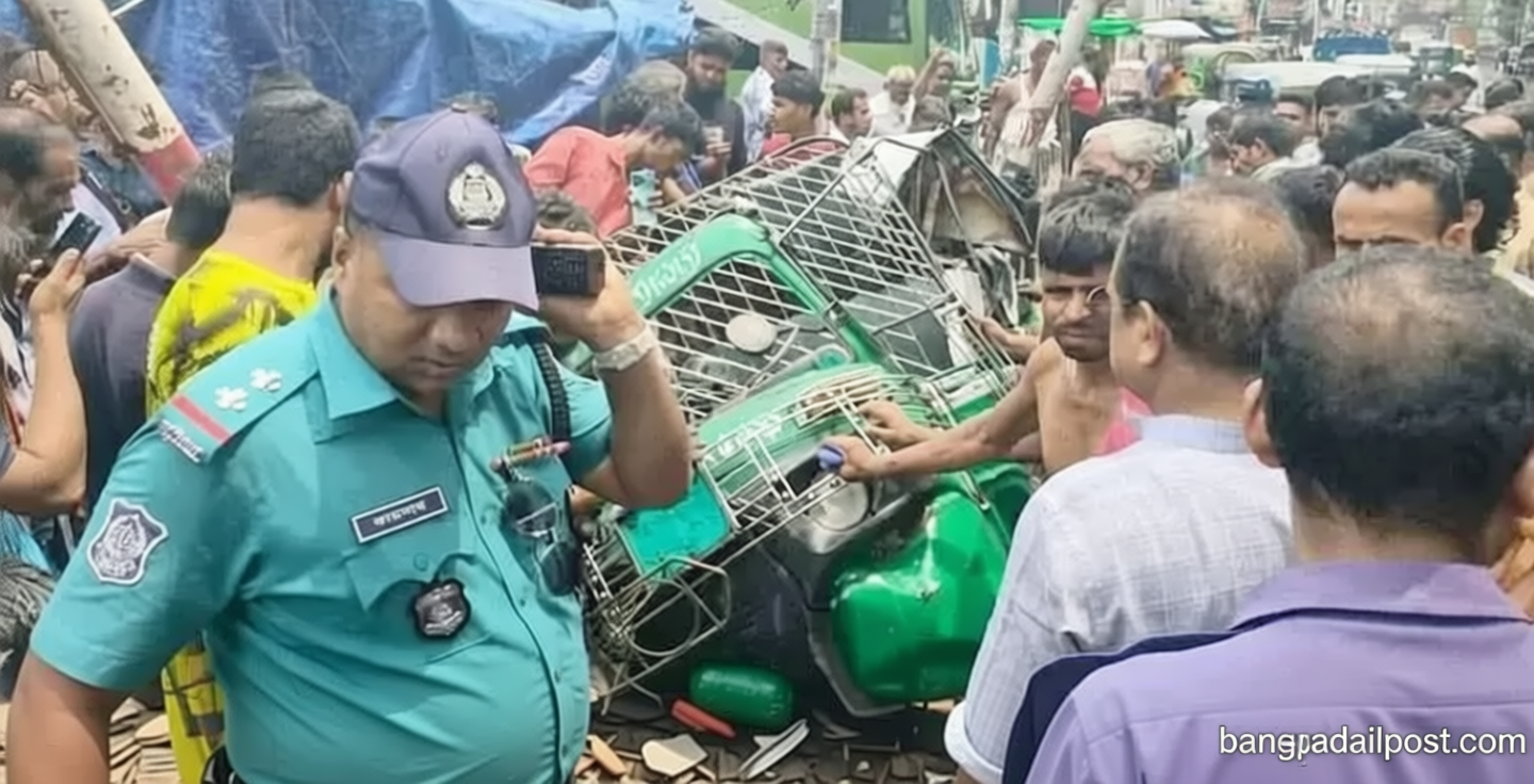 চট্টগ্রামে ট্রেনের ধাক্কায় দুমড়ে-মুচড়ে গেলো অটোরিকশা, আহত চালক