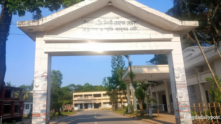 বেশিরভাগ সময় গেটে ঝোলে তালা, আসে না পাঠক