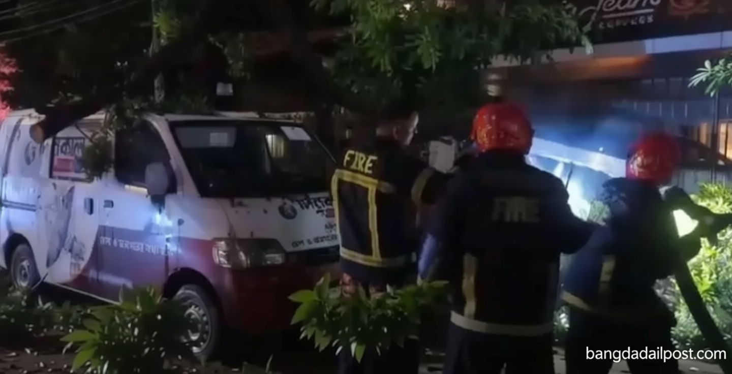 গুলশানে মাইক্রোবাসের ওপর গাছের ডাল, ৪ সাংবাদিককে উদ্ধার করলো পুলিশ