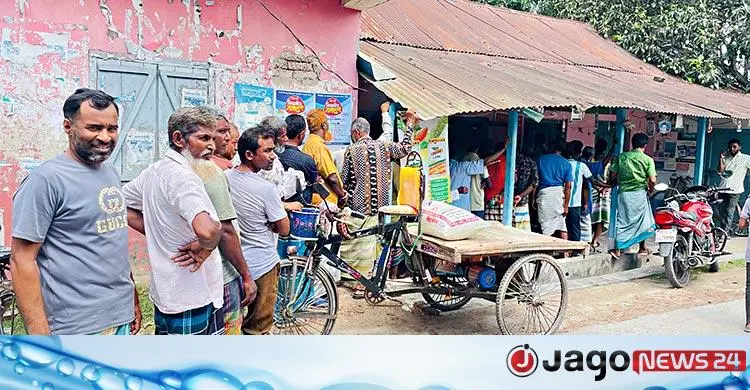 সার সংকটে বিপাকে কৃষক, ডিলার পয়েন্টে দীর্ঘ লাইন