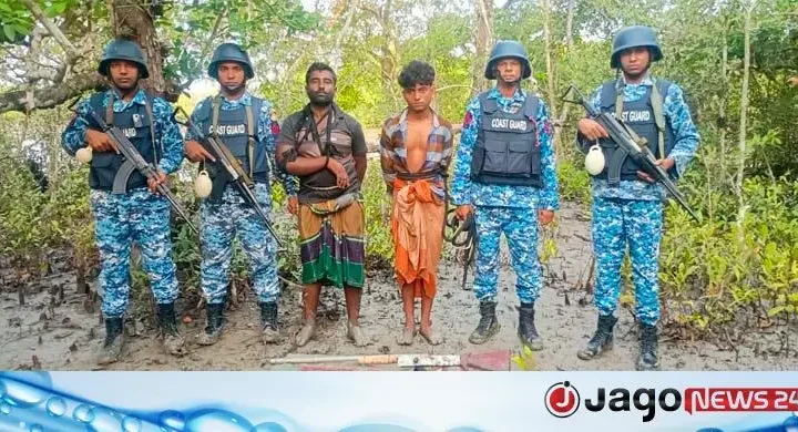 সুন্দরবনে অস্ত্র-গুলিসহ বনদস্যু শরীফ বাহিনীর ২ সদস্য আটক