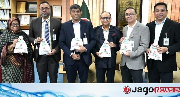 বিমানের বহির্গমন ফ্লাইটে যাত্রীদের উপহার ও বিশেষ খাবার বিতরণের উদ্যোগ