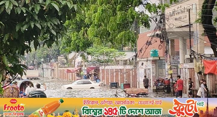 ‘পানির নিচে’ নিউমার্কেট, জনদুর্ভোগের সঙ্গে ব্যবসাতেও ভাটা