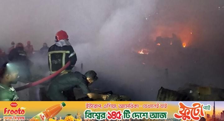 দাউ দাউ করে জ্বলছে কালশী বস্তি, ধোঁয়ায় আচ্ছন্ন পুরো এলাকা