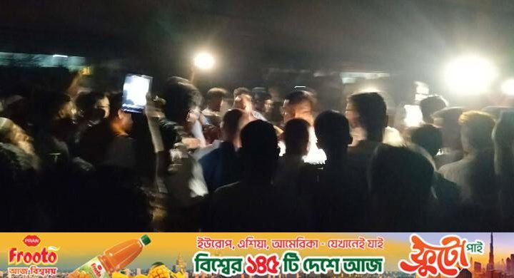 কালশী বস্তির আগুন ঘিরে উৎসুক জনতার ভিড়