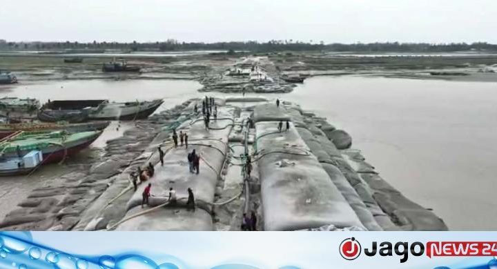 প্রতিকূল আবহাওয়ায়ও দ্রুত এগিয়ে চলছে বামনী নদীতে ক্লোজার নির্মাণকাজ