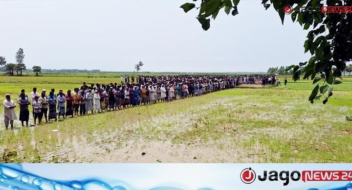 টাঙ্গাইলে সড়ক দুর্ঘটনা / নওগাঁয় একই গ্রামের নিহত ৬ জনকে পাশাপাশি দাফন