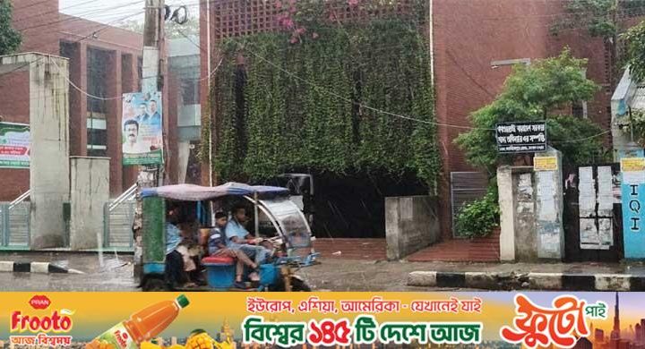 সকাল থেকে মুষলধারে বৃষ্টি, ভোগান্তিতে ঈদে বাড়ি ফেরা মানুষ