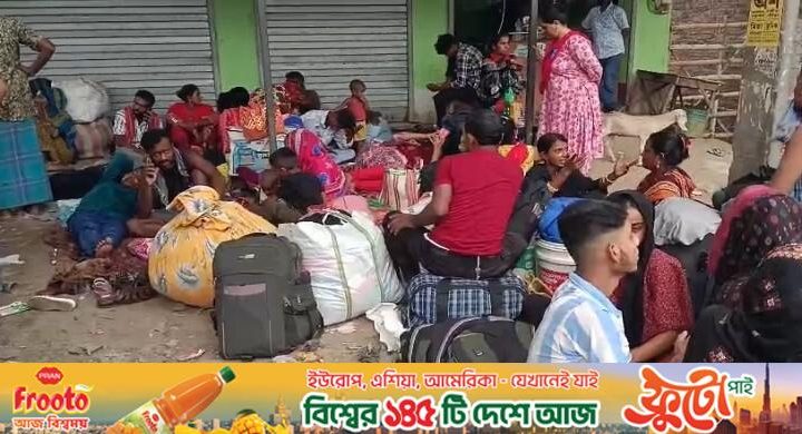 বাংলাদেশে ঢুকতে হঠাৎ ভারত সীমান্তে মানুষের ভিড়