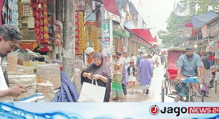 মসলার দোকানে ভিড় / ‘আল্লাহ রহম করলে কাল পেট ভরে গরুর মাংস খাবো’