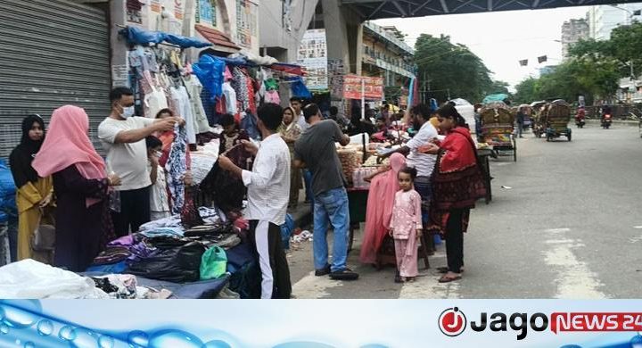ফাঁকা শহরে স্বাচ্ছন্দ্যে কেনাকাটা, নিউমার্কেটের ফুটপাতে ক্রেতা সমাগম