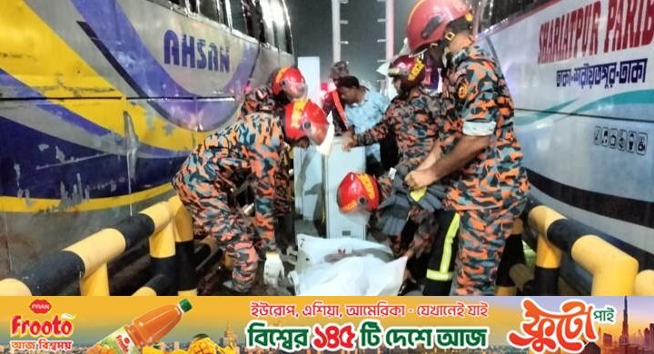 টোলপ্লাজায় নিয়ন্ত্রণ হারানো বাস থামাতে গিয়ে সহকারী নিহত