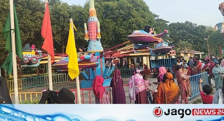 শহরের কোলাহল থেকে দূরে থাকতে বুড়িগঙ্গা ইকোপার্কে ভিড় করছেন অনেকেই