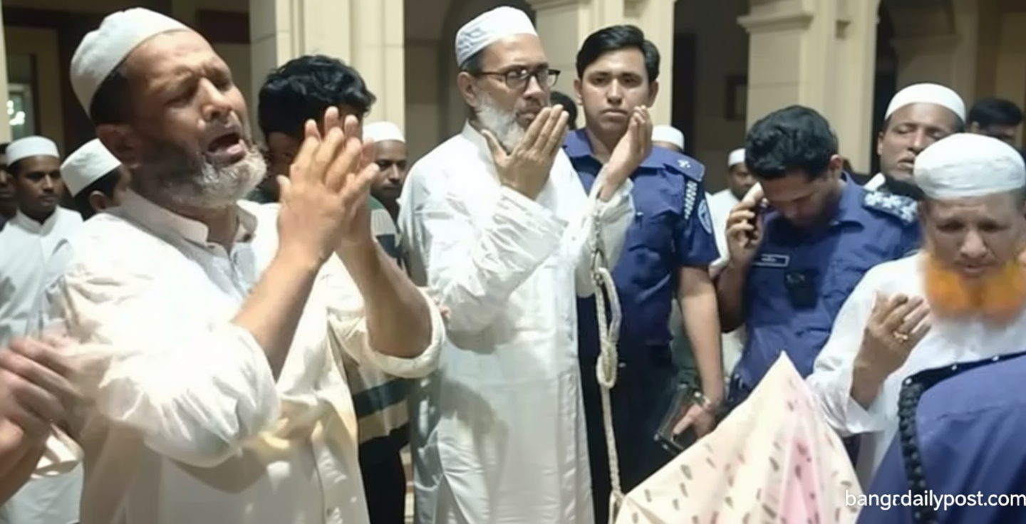 প্যারোলে মুক্তি পেয়ে মায়ের জানাজায় সাবেক মেয়র আইয়ুব বাবুল