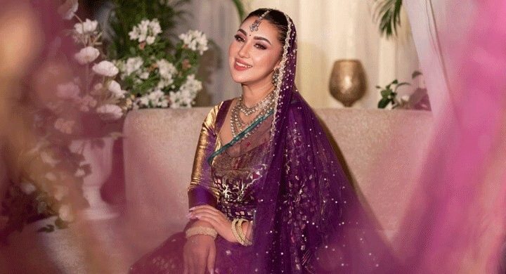 বেগুনি শাড়িতে রাজকীয় লুকে অপু বিশ্বাস, নেটদুনিয়ায় ঝড়