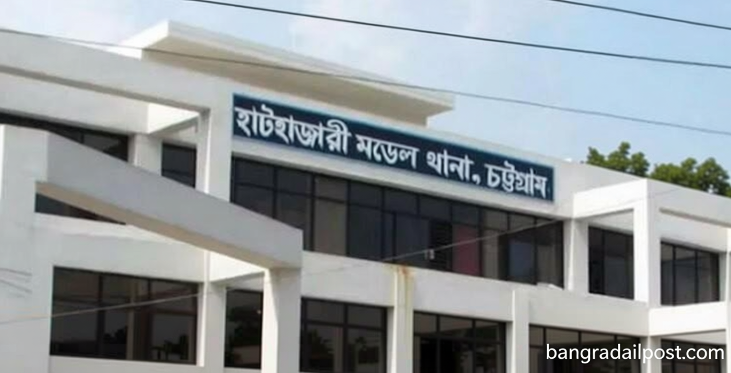 চট্টগ্রামে ইটবোঝাই ট্রাক পুকুরে, চালকের সহকারী নিহত