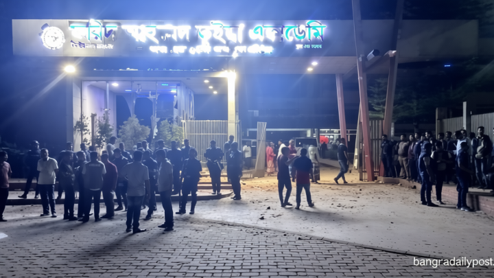 ছাত্রবাসে মিললো শিক্ষার্থীর ঝুলন্ত মরদেহ, ক্ষুব্ধ এলাকাবাসীর ভাঙচুর