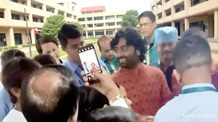 হঠাৎ চিকিৎসকের চেম্বারে অরিজিৎ, কী হয়েছে গায়কের?