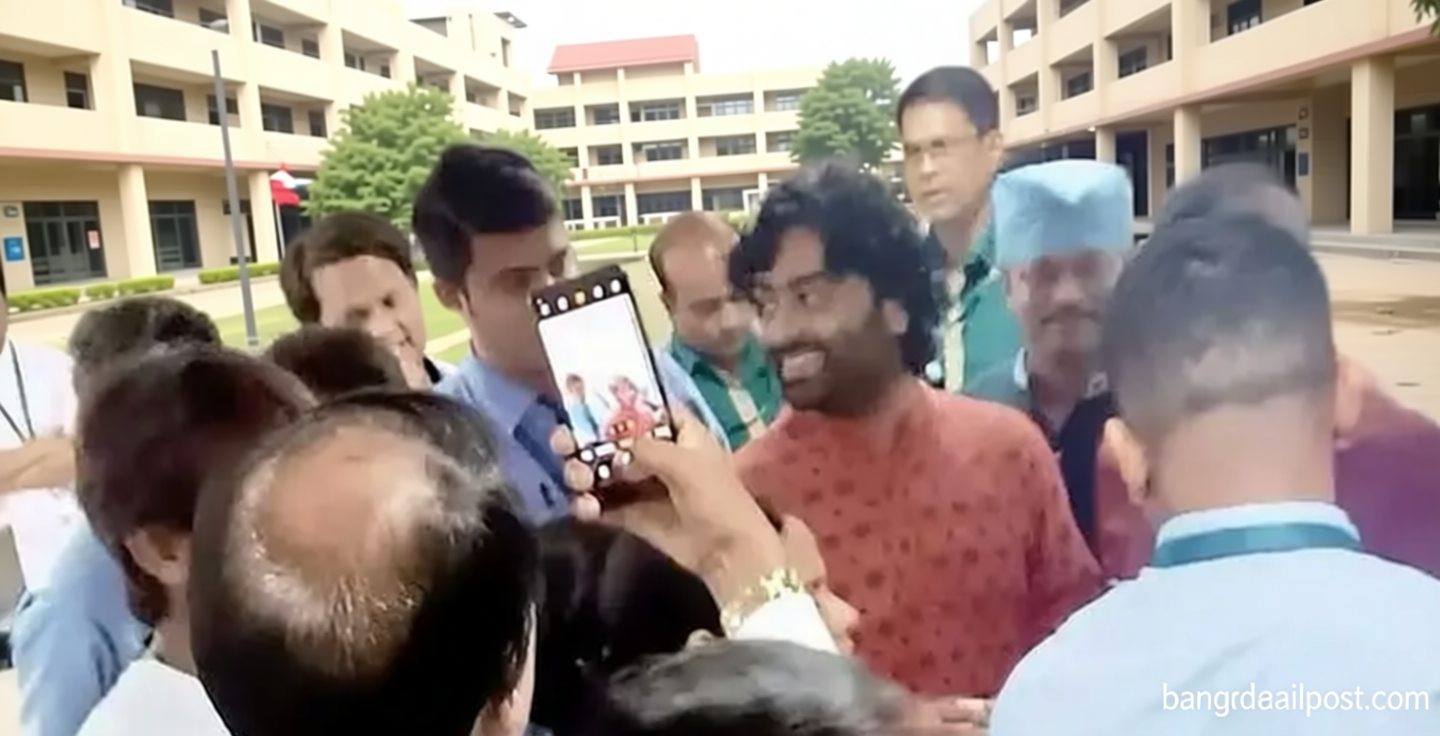 হঠাৎ চিকিৎসকের চেম্বারে অরিজিৎ, কী হয়েছে গায়কের?