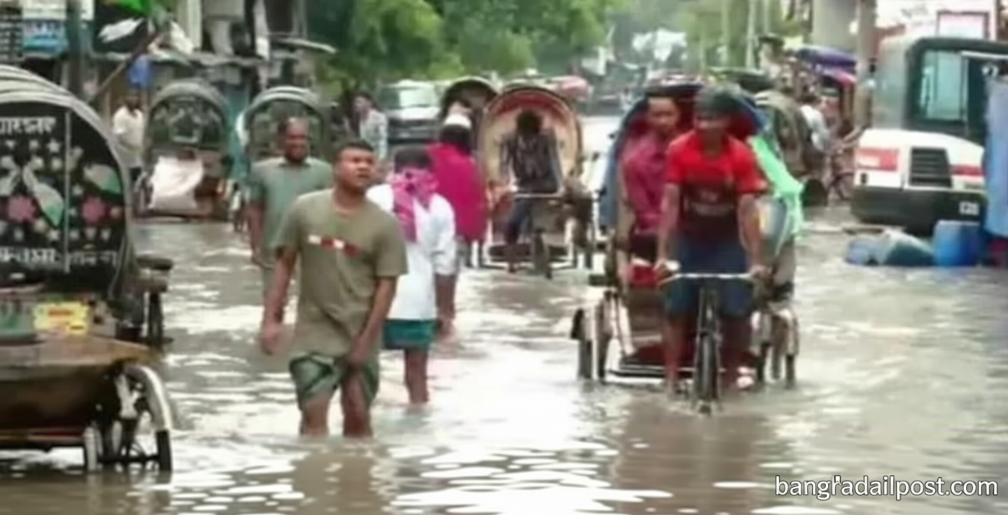 ৪০ মিনিটের বৃষ্টিতেই ডুবলো চট্টগ্রাম, ছুটির দিনে দুর্ভোগ