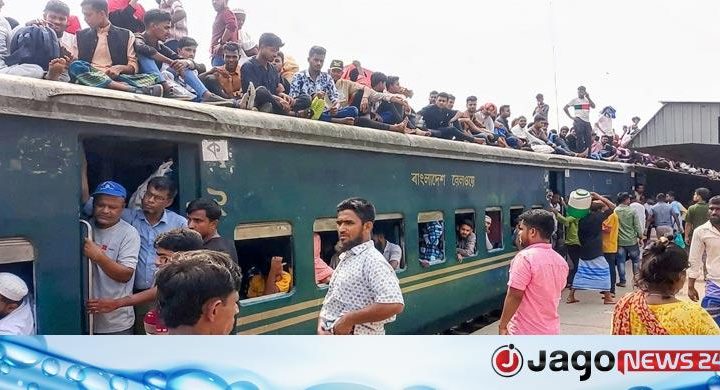 ফিরতি যাত্রায়ও ভরসা ট্রেনের ছাদ