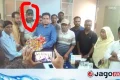 ইউএনওকে ফুলেল শুভেচ্ছা, ছবিতে অস্ত্র মামলার ওয়ারেন্টভুক্ত আসামি