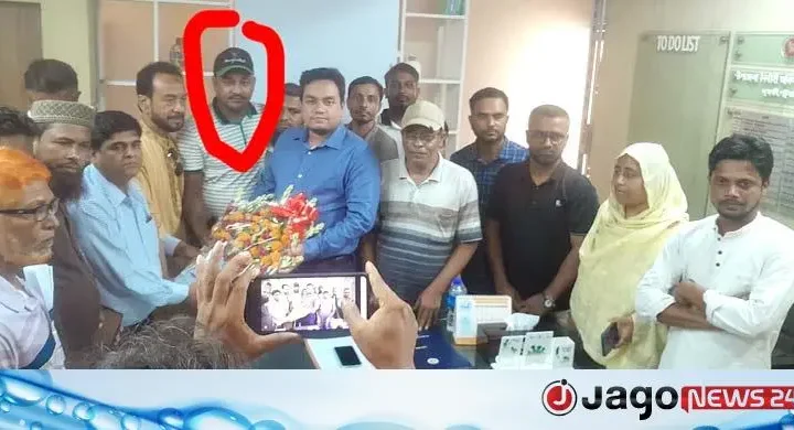 ইউএনওকে ফুলেল শুভেচ্ছা, ছবিতে অস্ত্র মামলার ওয়ারেন্টভুক্ত আসামি