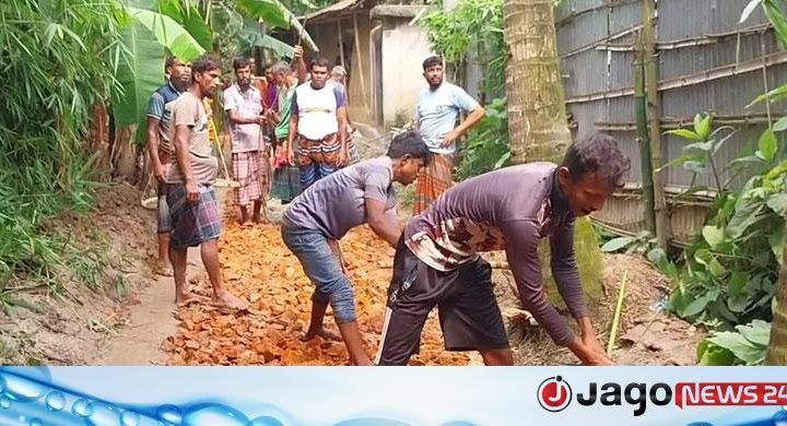 ক্ষোভে চাঁদা তুলে রাস্তা সংস্কার গ্রামবাসীর