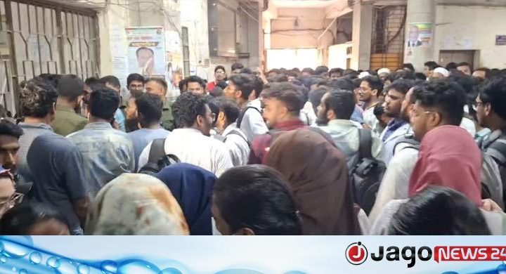 রংপুর মেডিকেল / রোগী মৃত্যু ঘিরে স্বজন-চিকিৎসক হাতাহাতি, ৩ ঘণ্টা বন্ধ জরুরি বিভাগ