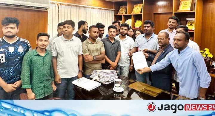 বড় পর্দায় বিশ্বকাপ দেখানোর দাবিতে ইবি ছাত্রদলের স্মারকলিপি