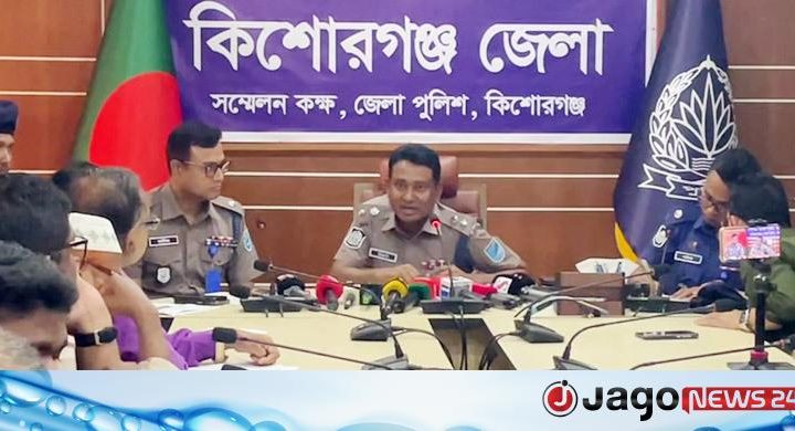 কিশোরগঞ্জ হাওরে পর্যটক ট্রলারে ডাকাতির ঘটনায় গ্রেফতার ৩