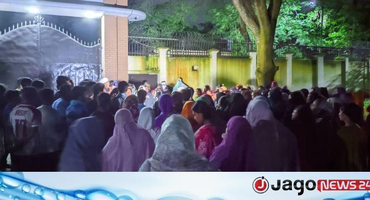 বেরোবি / প্রভোস্টের পদত্যাগ দাবিতে মধ্যরাতে নারী শিক্ষার্থীদের বিক্ষোভ