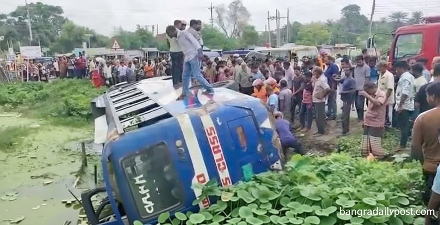 মেহেরপুরে যাত্রীবাহী বাস উল্টে আহত ১৩
