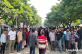 প্রিয় তারকাকে এক নজর দেখতে এফডিসির সামনে জনতার ঢল