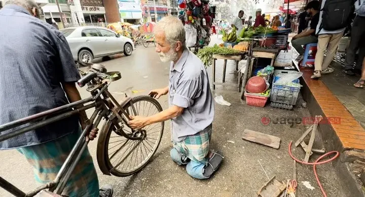 দুই পা হারিয়েও হার মানেননি মানিক মিয়া