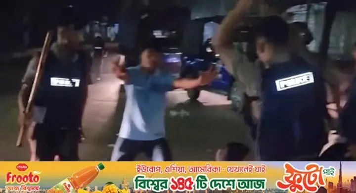জুতা চুরি ইস্যুতে সংঘর্ষ / জবি শিক্ষার্থীদের ওপর পুলিশের লাঠিচার্জ, সাংবাদিকসহ আহত ১৩