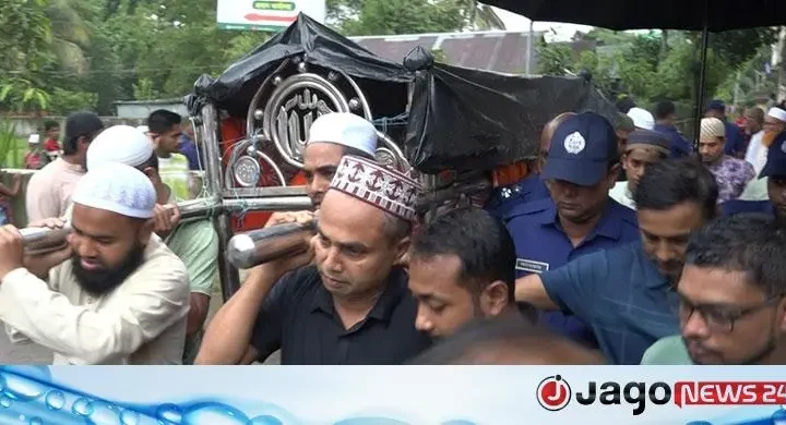 প্যারোলে মুক্তি পেয়ে মায়ের দাফনে সাংবাদিক কামাল হোসেন