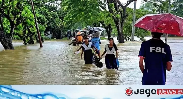 ঢল ও পাহাড় ধসে সড়ক যোগাযোগ বন্ধ, আশ্রয়কেন্দ্রে দুই শতাধিক পরিবার