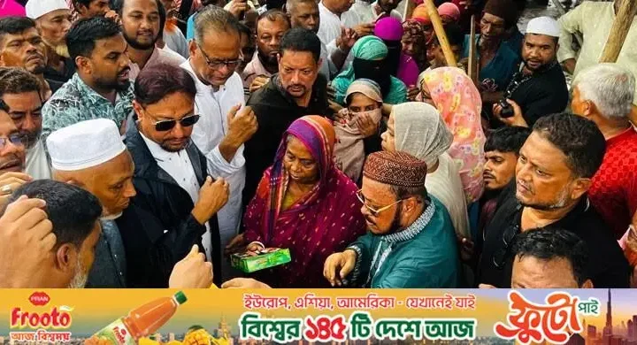 টানা বৃষ্টিতে ক্ষতিগ্রস্তদের মধ্যে ত্রাণ বিতরণ করলেন মেয়র শাহাদাত
