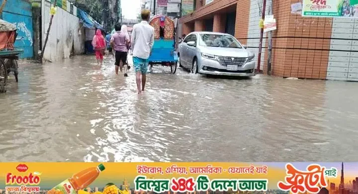 ভারী বৃষ্টিতে রাস্তায় পানি, রিকশা ভাড়া দ্বিগুণ