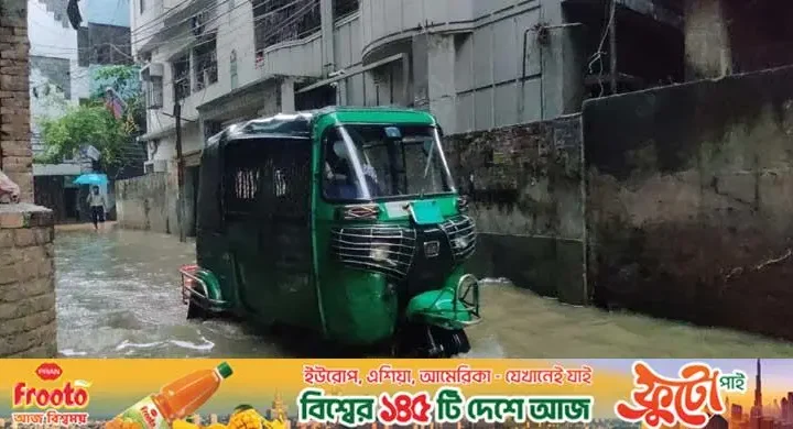 টানা বৃষ্টিতে ঢাকায় জলাবদ্ধতা, ভোগান্তিতে কর্মজীবীরা