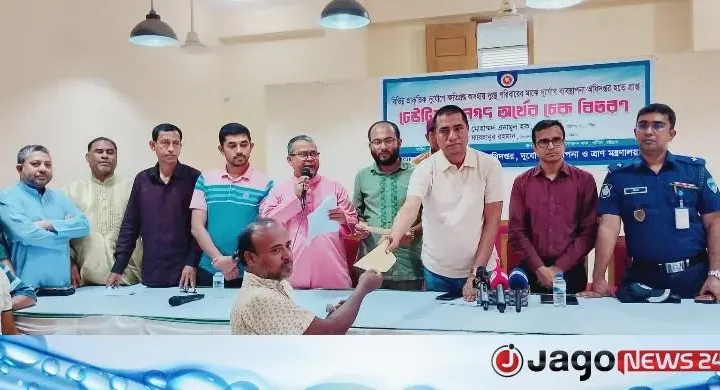 নগদ অর্থ ও ঢেউটিন পেলো পটিয়ায় বন্যায় ক্ষতিগ্রস্ত ৩৮ পরিবার