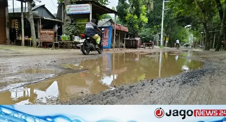 কুষ্টিয়ায় খানাখন্দে ভরা সড়কে ভোগান্তি বাড়িয়েছে বৃষ্টি
