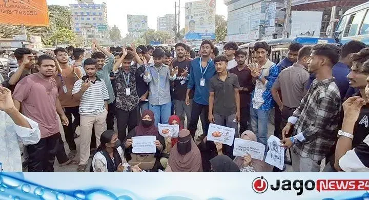 চাঁদপুরে সড়ক অবরোধ করে শিক্ষামন্ত্রীর পদত্যাগ দাবি