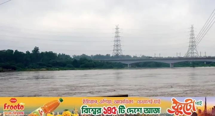 ‘মরলে একসঙ্গে মরব’ / প্রেমিক যমুনায় ঝাঁপ দিতেই কেটে পড়লেন প্রেমিকা!