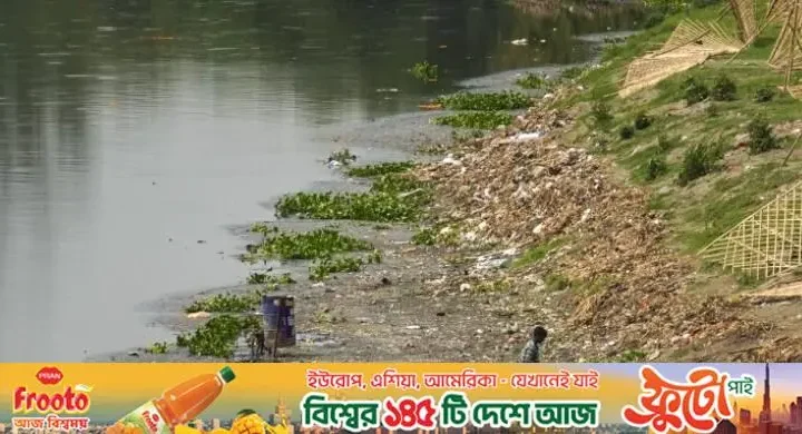 ‘দেখাশোনা করবে কে?’ / ৮০ বছরের মাকে নিয়ে খালে ঝাঁপ দিলেন নারী