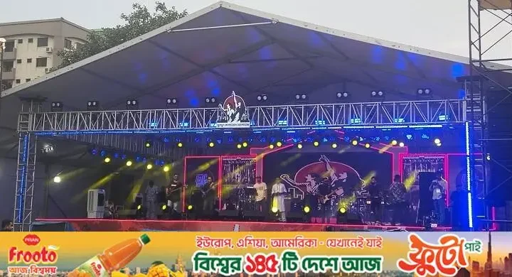 মানিক মিয়া অ্যাভিনিউয়ে চলছে ‘বর্ষা বিপ্লবের গান’, মানুষের ঢল