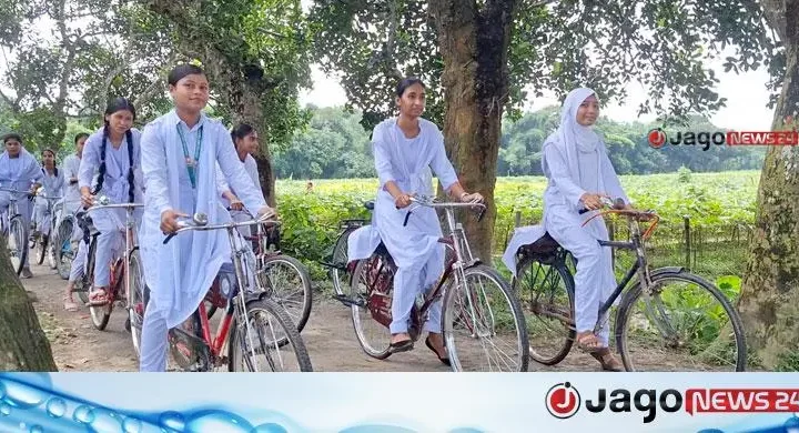 সাইকেলের ঘণ্টায় জেগে ওঠা এক গ্রাম